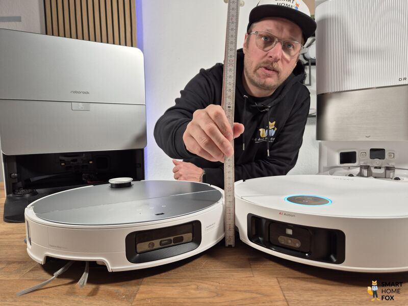 Die Höhe des Roborock Saros 10 und des Dreame X50 Ultra wird gemessen.